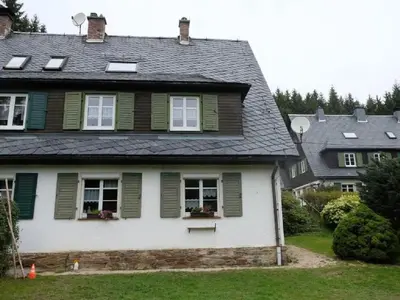 Das Gebäude in dem sich das Ferienhaus befindet