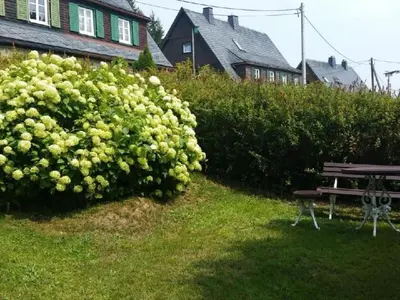 Ein Garten an der Unterkunft Holiday Home am Wald mit Sauna by Interhome