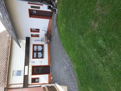 Das Gebäude in dem sich das Ferienhaus befindet