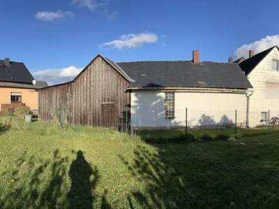 Das Gebäude in dem sich das Ferienhaus befindet