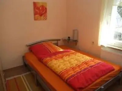 Ein Bett oder Betten in einem Zimmer der Unterkunft Holiday Home Schlossplatz by Interhome