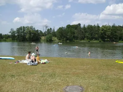 Blick auf einen Fluss in der Nähe des Ferienhauses