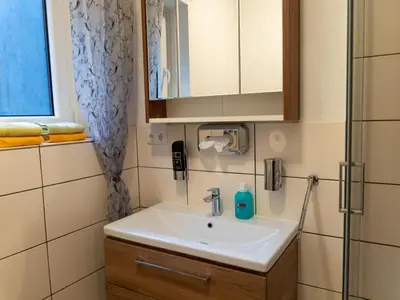 Ein Badezimmer in der Unterkunft Apartment Großzügiges Ferienstudio für zwei Personen by Interhome
