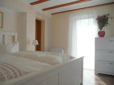 Ein Bett oder Betten in einem Zimmer der Unterkunft Apartment mit Blick auf das Wasser by Interhome