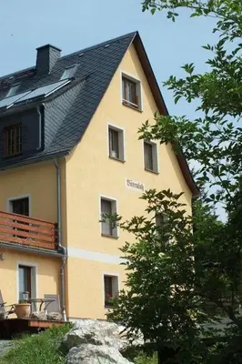 Das Gebäude in dem sich die Ferienwohnung befindet