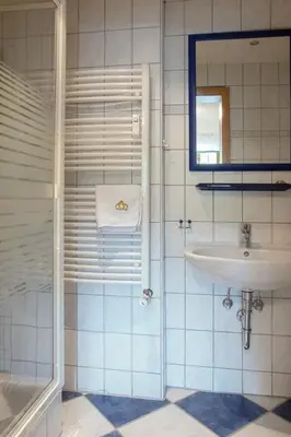 Ein Badezimmer in der Unterkunft Apartment mit Blick auf das Wasser by Interhome