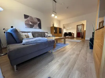 Ein Sitzbereich in der Unterkunft Wagner Apartment Bayreuth FeWo - Erdgeschoss - nähe Festspielhaus - 2 Schlafzimmer - Boxspringbetten - große Küche - Dusche - Badewanne - extra WC - Terrasse