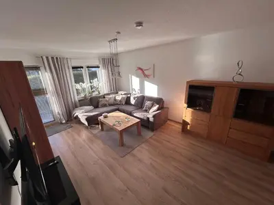 TV/Unterhaltungsangebot in der Unterkunft Wagner Apartment Bayreuth FeWo - Erdgeschoss - nähe Festspielhaus - 2 Schlafzimmer - Boxspringbetten - große Küche - Dusche - Badewanne - extra WC - Terrasse