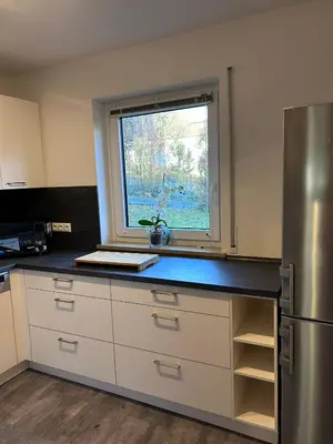 Küche/Küchenzeile in der Unterkunft Wagner Apartment Bayreuth FeWo - Erdgeschoss - nähe Festspielhaus - 2 Schlafzimmer - Boxspringbetten - große Küche - Dusche - Badewanne - extra WC - Terrasse