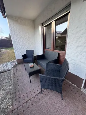 Ein Sitzbereich in der Unterkunft Wagner Apartment Bayreuth FeWo - Erdgeschoss - nähe Festspielhaus - 2 Schlafzimmer - Boxspringbetten - große Küche - Dusche - Badewanne - extra WC - Terrasse
