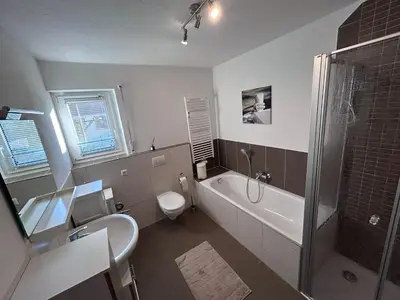 Ein Badezimmer in der Unterkunft Wagner Apartment Bayreuth FeWo - Erdgeschoss - nähe Festspielhaus - 2 Schlafzimmer - Boxspringbetten - große Küche - Dusche - Badewanne - extra WC - Terrasse