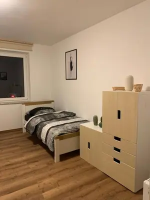Ein Bett oder Betten in einem Zimmer der Unterkunft B16 City-Apartment, zentrales City-Apartment mit 4 Betten