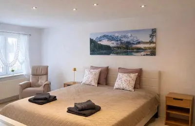 Ein Bett oder Betten in einem Zimmer der Unterkunft MPK Motorsport Apartment