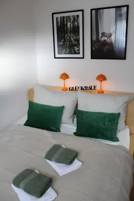 Ein Bett oder Betten in einem Zimmer der Unterkunft GlückAufBud Schwarzenberg WLAN Netflix Stellplatz