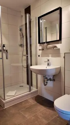 Ein Badezimmer in der Unterkunft GlückAufBud Schwarzenberg WLAN Netflix Stellplatz