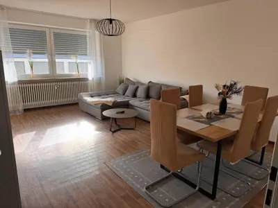 Ein Sitzbereich in der Unterkunft Urban Exit an der A93, ZENTRAL, NEU, WLAN