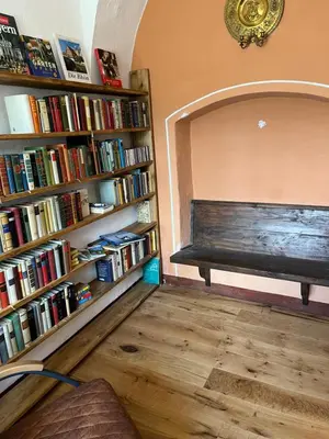 Die Bibliothek in der Pension