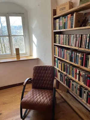 Die Bibliothek in der Pension