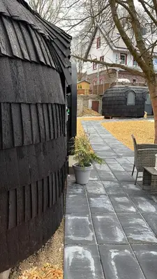 Das Gebäude in dem sich das Ferienhaus befindet