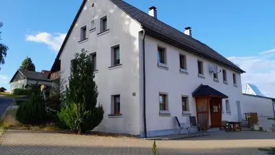 Das Gebäude in dem sich das Ferienhaus befindet