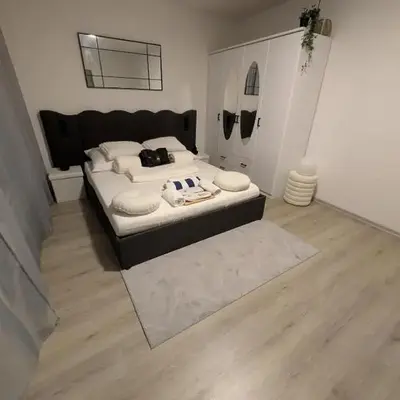 Moderne Ferienwohnung mit Balkon - 3 Minuten zum See für bis zu 4 Personen