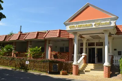 Eine Fassade oder ein Eingang zu Hotel und Restaurant Feustel
