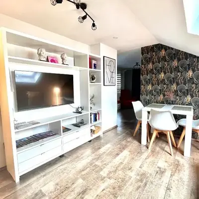 Gemütliche Dachgeschosswohnung zur Alleinnutzung mit kl Küche & Bad
