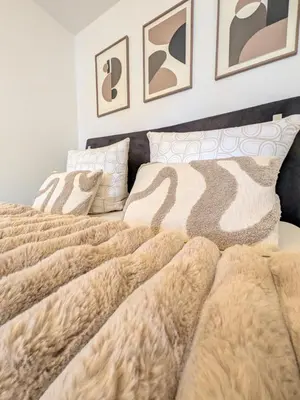 Ein Bett oder Betten in einem Zimmer der Unterkunft Urban Elegance - Stilvolles Apartment mit höchstem Komfort Nähe Wagner Festspielhaus