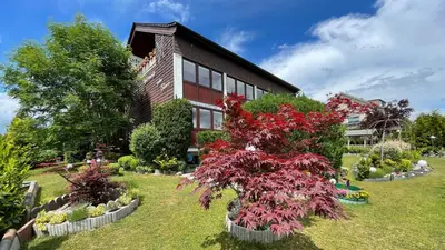 Ein Garten an der Unterkunft Gästehaus Guter Stern