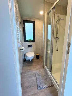 Ein Badezimmer in der Unterkunft Tinyhouse Seeträumchen direkt am See mit Terrasse für 4