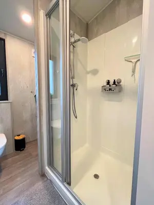 Ein Badezimmer in der Unterkunft Tinyhouse Seeträumchen direkt am See mit Terrasse für 4