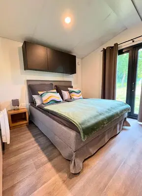 Ein Bett oder Betten in einem Zimmer der Unterkunft Tinyhouse Seeträumchen direkt am See mit Terrasse für 4