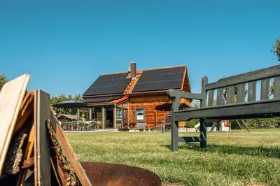 Das Gebäude in dem sich das Ferienhaus befindet
