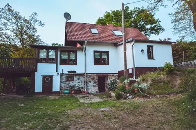 Das Gebäude in dem sich das Ferienhaus befindet