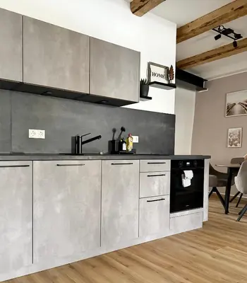 Küche/Küchenzeile in der Unterkunft Wohnzeit by Zirwick Apartment