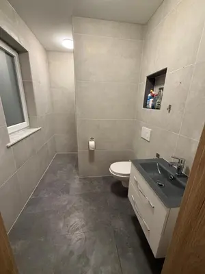 Ein Badezimmer in der Unterkunft Großzügige moderne 3 Zimmer Wohnung im Grünen