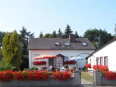 Das Gebäude in dem sich das Ferienhaus befindet