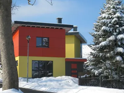 Das Gebäude in dem sich das Ferienhaus befindet