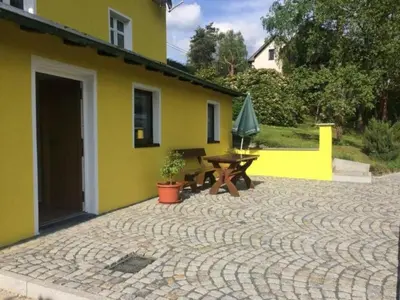 Das Gebäude in dem sich das Ferienhaus befindet