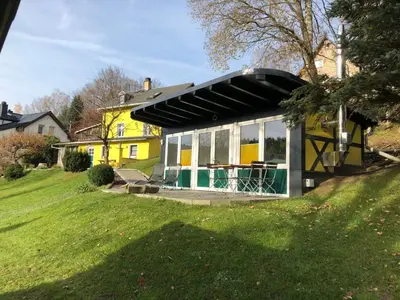 Das Gebäude in dem sich das Ferienhaus befindet