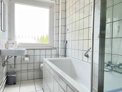 Ein Badezimmer in der Unterkunft Apartment SAD153 by Interhome