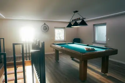 Ein Billardtisch in der Unterkunft Luxus-Ferienhaus, Wellness, Absolute Ruhe
