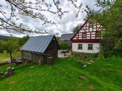Das Gebäude in dem sich das Ferienhaus befindet