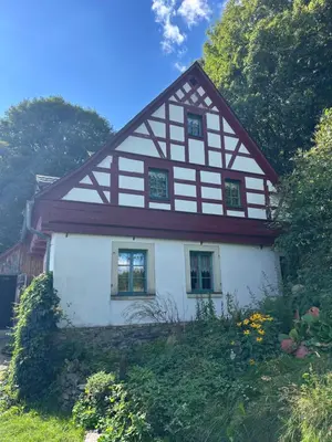 Ein Garten an der Unterkunft Künstlerwohnung