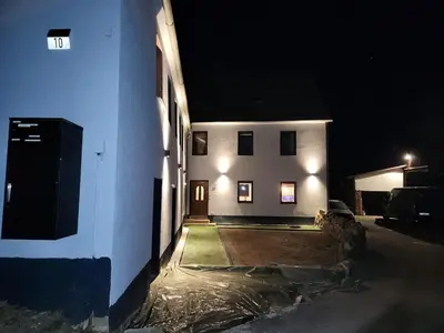Das Gebäude in dem sich das Ferienhaus befindet