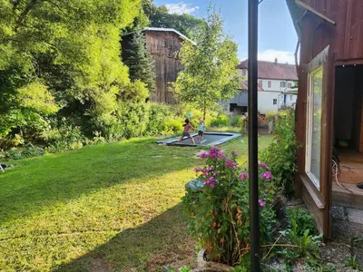 Ein Garten an der Unterkunft Bachhaus Marktredwitz Haupthaus