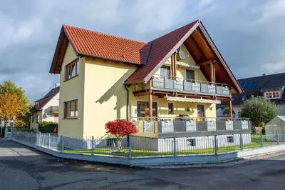 Das Gebäude in dem sich die Ferienwohnung befindet