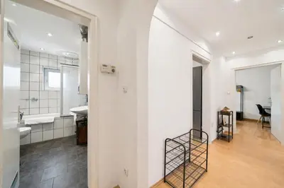 Ein Badezimmer in der Unterkunft Geräumige Wohnung, 3 Schlafzimmer, Küche, Bad