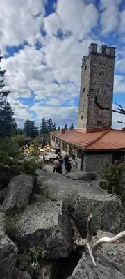 Das Gebäude in dem sich das Ferienhaus befindet