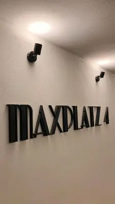 Ein Zertifikat, Auszeichnung, Logo oder anderes Dokument, das in der Unterkunft Maxplatz ausgestellt ist